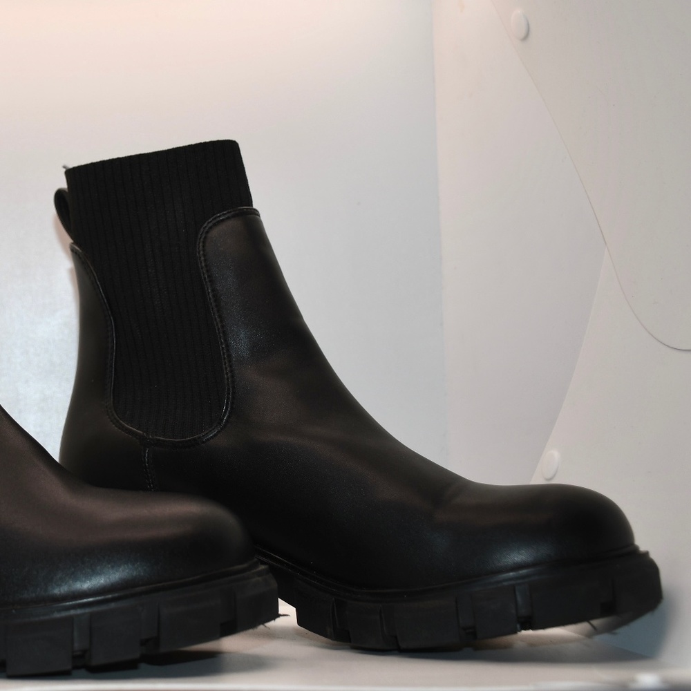 Black Steve Madden Howlers Size 7.5